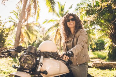 Bir kafe ' Racer motosiklet sürüş kadın Biker