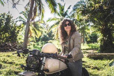 Bir kafe ' Racer motosiklet sürüş kadın Biker