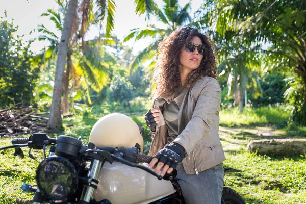 Kobieta motocyklista jazdy kawiarnią Racer motocykl — Zdjęcie stockowe