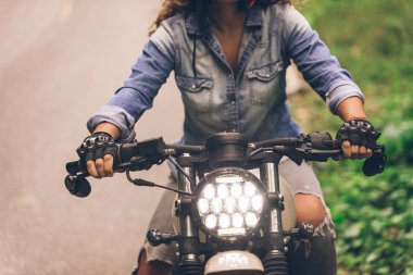 Bir kafe ' Racer motosiklet sürüş kadın Biker