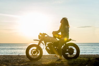 Bir kafe ' Racer motosiklet sürüş kadın Biker