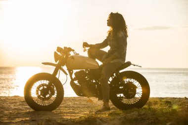 Bir kafe ' Racer motosiklet sürüş kadın Biker