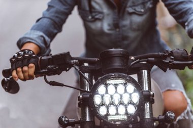 Bir kafe ' Racer motosiklet sürüş kadın Biker