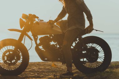 Bir kafe ' Racer motosiklet sürüş kadın Biker
