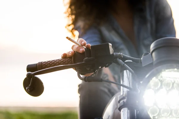 カフェのレーサーバイクを運転する女性バイカー — ストック写真