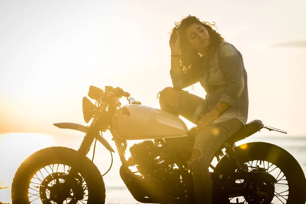 Female biker driving a cafe' racer motorbike — Stock Photo, Image