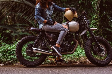 Bir kafe ' Racer motosiklet sürüş kadın Biker