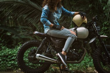Bir kafe ' Racer motosiklet sürüş kadın Biker
