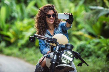 Bir kafe ' Racer motosiklet sürüş kadın Biker