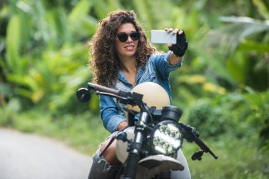 Bir kafe ' Racer motosiklet sürüş kadın Biker