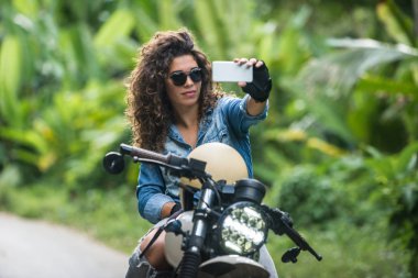 Bir kafe ' Racer motosiklet sürüş kadın Biker