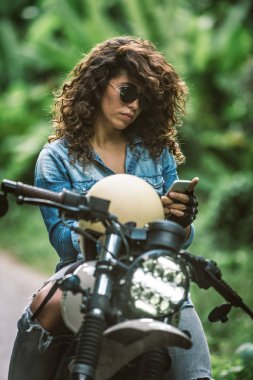 Bir kafe ' Racer motosiklet sürüş kadın Biker