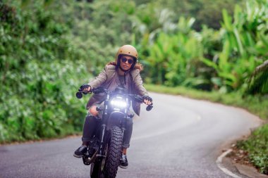 Bir kafe ' Racer motosiklet sürüş kadın Biker