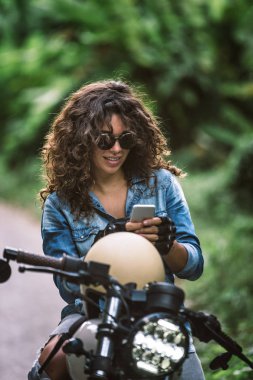 Bir kafe ' Racer motosiklet sürüş kadın Biker