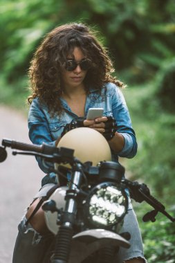 Bir kafe ' Racer motosiklet sürüş kadın Biker