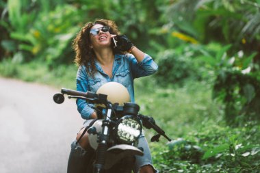 Bir kafe ' Racer motosiklet sürüş kadın Biker