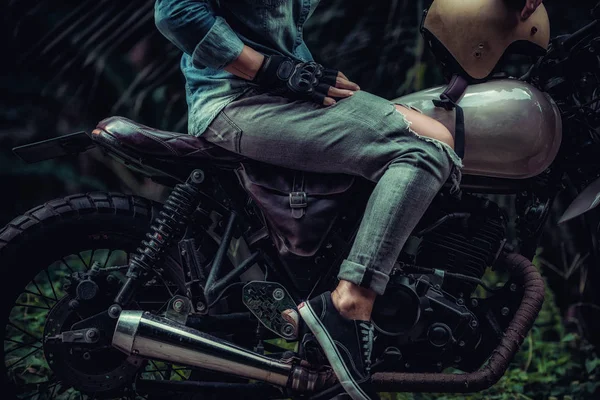 Female biker driving a cafe' racer motorbike — Stock Photo, Image