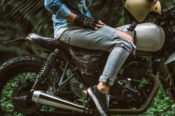 Female biker driving a cafe' racer motorbike — Stock Photo, Image