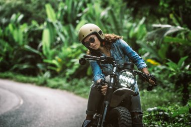 Bir kafe ' Racer motosiklet sürüş kadın Biker