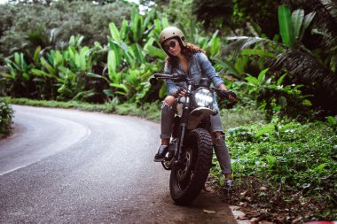 Bir kafe ' Racer motosiklet sürüş kadın Biker