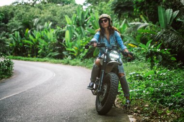 Bir kafe ' Racer motosiklet sürüş kadın Biker