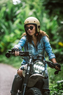 Bir kafe ' Racer motosiklet sürüş kadın Biker