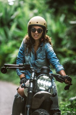 Bir kafe ' Racer motosiklet sürüş kadın Biker