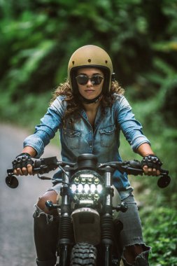Bir kafe ' Racer motosiklet sürüş kadın Biker