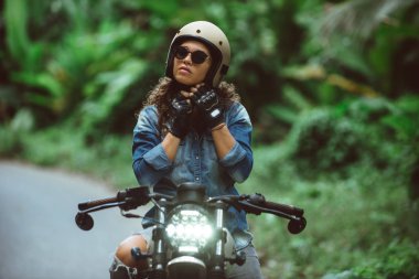 Bir kafe ' Racer motosiklet sürüş kadın Biker