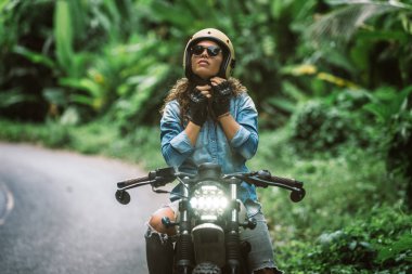 Bir kafe ' Racer motosiklet sürüş kadın Biker