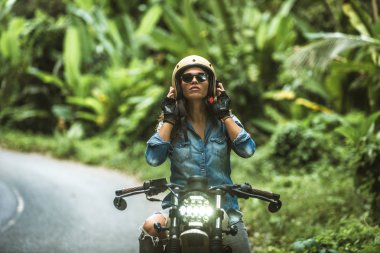 Bir kafe ' Racer motosiklet sürüş kadın Biker