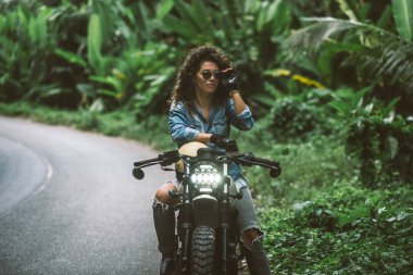 Bir kafe ' Racer motosiklet sürüş kadın Biker