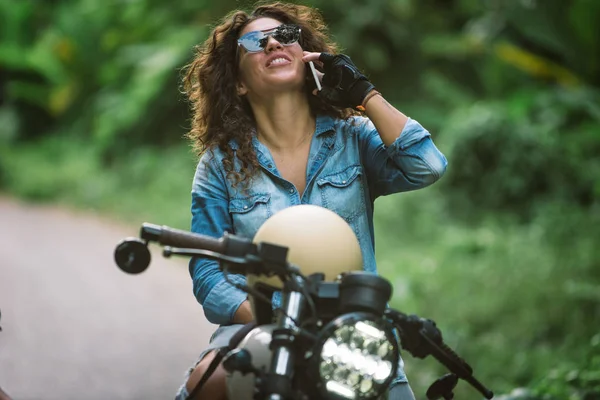 Γυναίκα ποδηλάτης που οδηγάει ένα καφέ με μοτοσικλέτα — Φωτογραφία Αρχείου