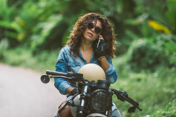 Femme motard conduisant une moto Café 'Racer — Photo