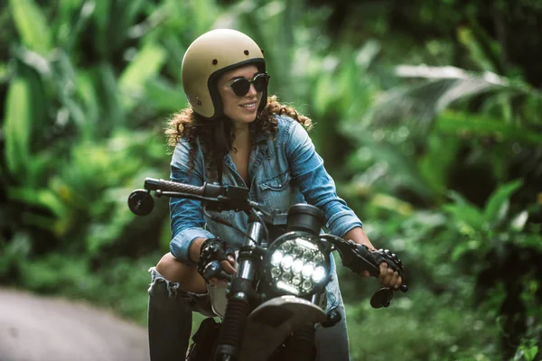 Femme motard conduisant une moto Café 'Racer — Photo