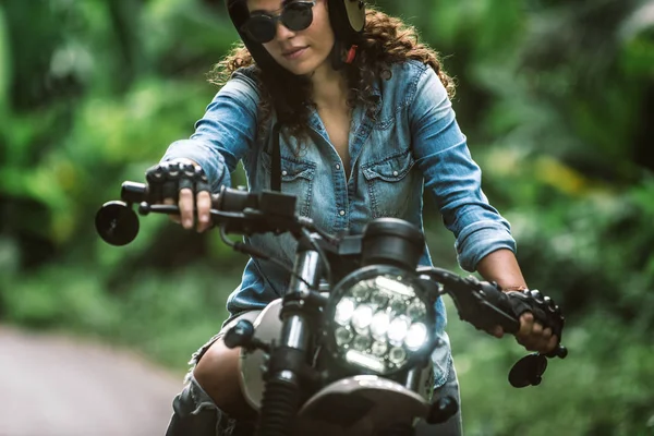 Femme motard conduisant une moto Café 'Racer — Photo