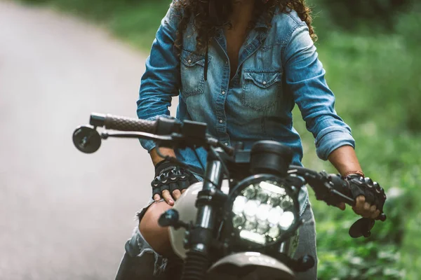 Feminino motociclista dirigindo um café 'motocicleta piloto — Fotografia de Stock