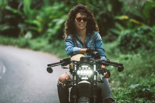Feminino motociclista dirigindo um café 'motocicleta piloto — Fotografia de Stock