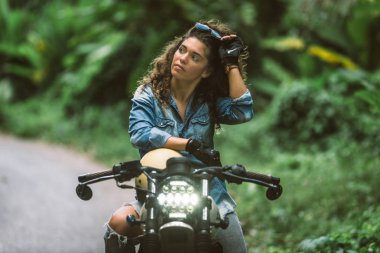 Bir kafe ' Racer motosiklet sürüş kadın Biker