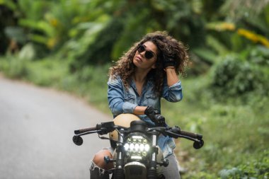 Bir kafe ' Racer motosiklet sürüş kadın Biker