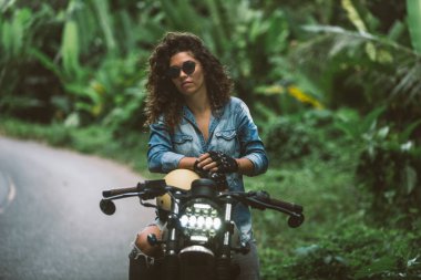 Bir kafe ' Racer motosiklet sürüş kadın Biker