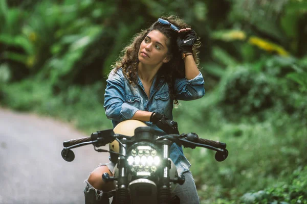 Feminino motociclista dirigindo um café 'motocicleta piloto — Fotografia de Stock