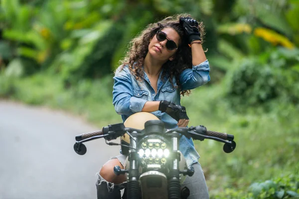 Feminino motociclista dirigindo um café 'motocicleta piloto — Fotografia de Stock