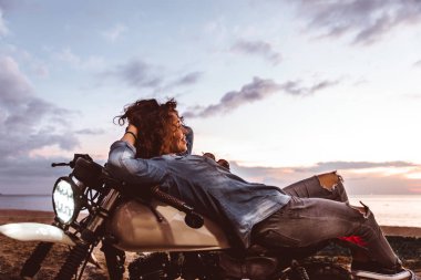 Bir kafe ' Racer motosiklet sürüş kadın Biker