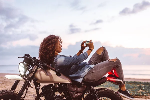 Motociclista donna alla guida di una moto da corsa da bar — Foto Stock