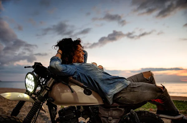 Motociclista mujer conduciendo una moto racer café —  Fotos de Stock