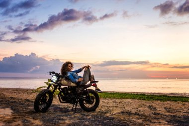 Bir kafe ' Racer motosiklet sürüş kadın Biker