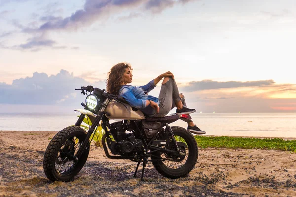 Motociclista donna alla guida di una moto da corsa da bar — Foto Stock