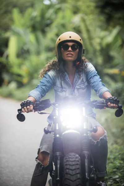 Жінка-велосипедистка за кермом гонщика кафе мотоцикл — стокове фото