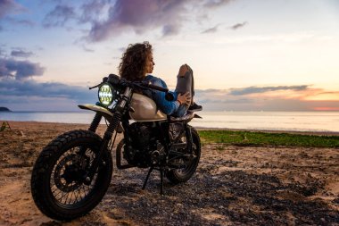 Bir kafe ' Racer motosiklet sürüş kadın Biker